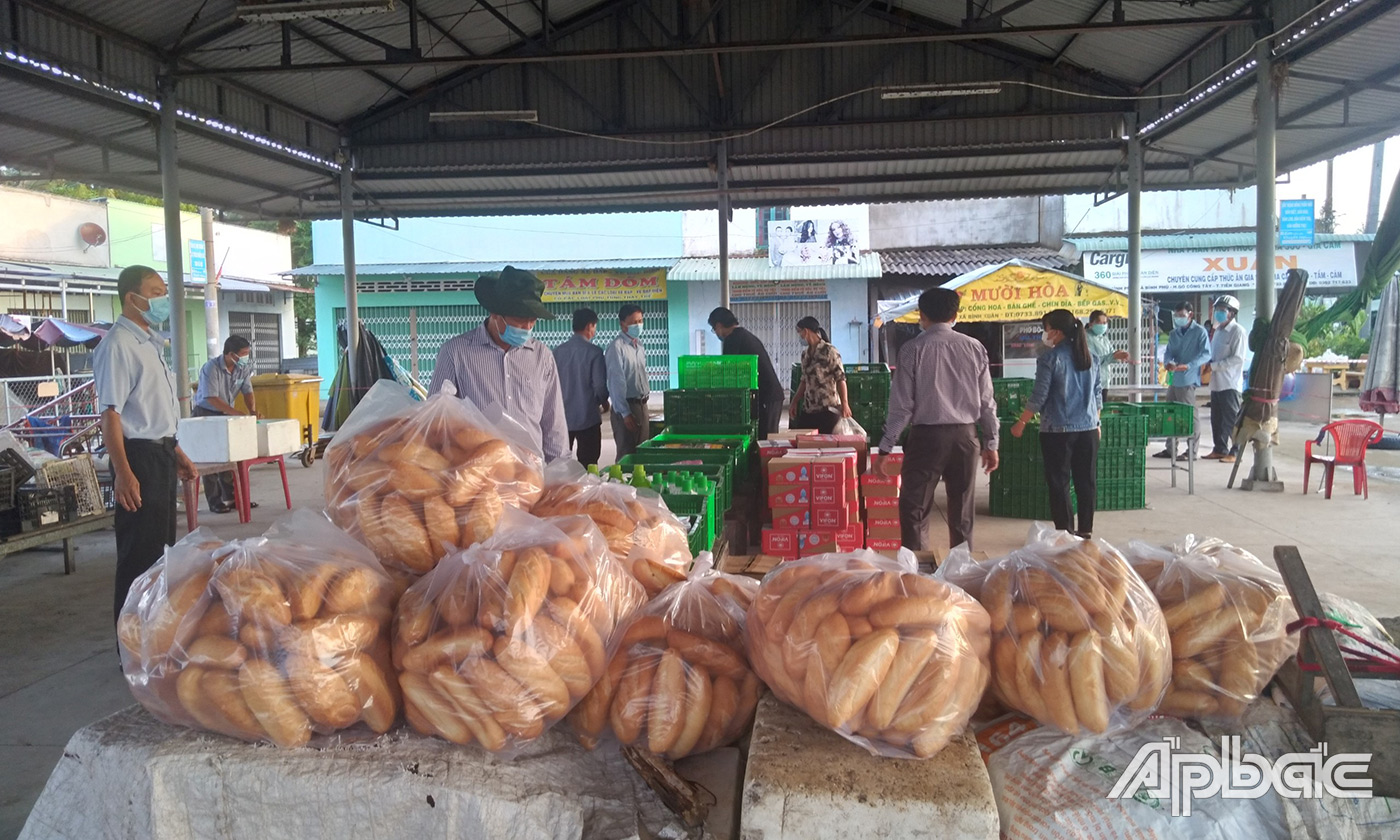 Huyện Gò Công Tây tổ chức phiên chợ lưu động hỗ trợ người dân